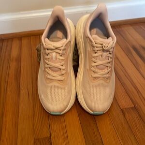 HOKA Arahi Sneakers Size 7.5 W